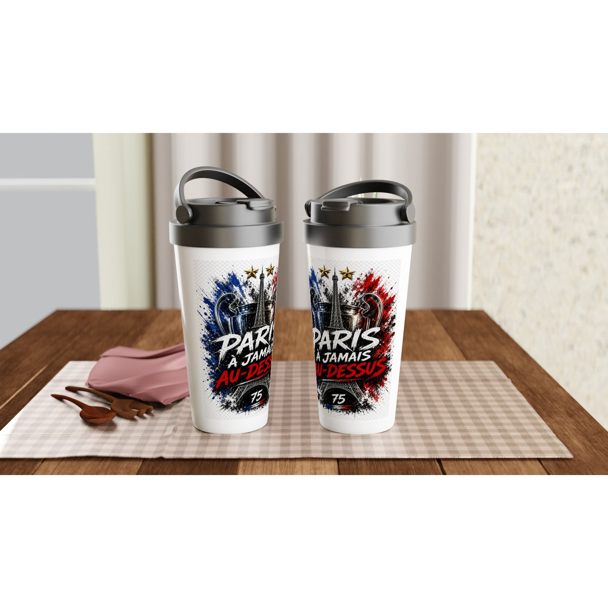 Deux mugs de voyage Paris À Jamais Au-Dessus posés sur une table