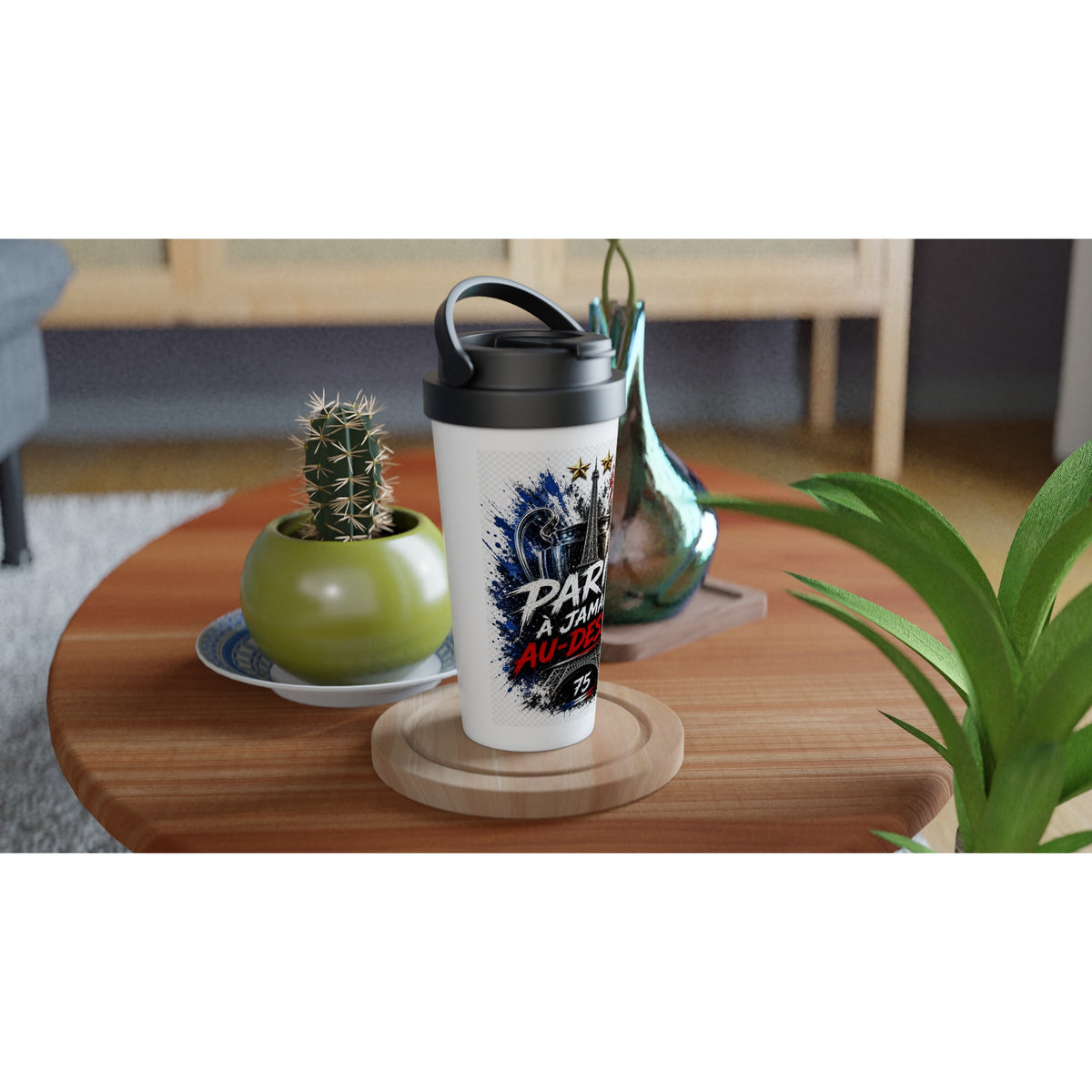 Mug de voyage Paris À Jamais Au-Dessus en situation dans un intérieur